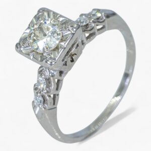 3611.Anillo vintage en oro blanco 14K con diamante central y detalles en filigrana