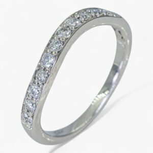 3628.Anillo contillo curvo en oro blanco 14K con diamantes: delicadeza y armonía
