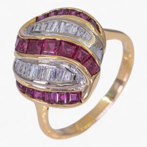 3644.Anillo de oro amarillo de 18K con rubíes y diamantes