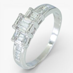 3987 Anillo de oro blanco de 14K con hermosos diamantes corte esmeralda