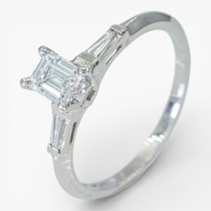 3996 Anillo de oro blanco de 14k con diamante central corte esmeralda y baguettes laterales
