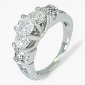 4001 Anillo de oro blanco de 14k con tres diamantes centrales y laterales