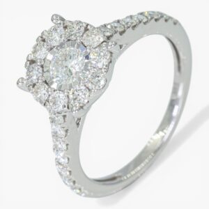 4017 Anillo de oro blanco de 14k con diseño de halo central y brillantes en los costados, cuenta con diamantes